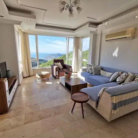 With A Pool And Jacuzzi بيت للعطل