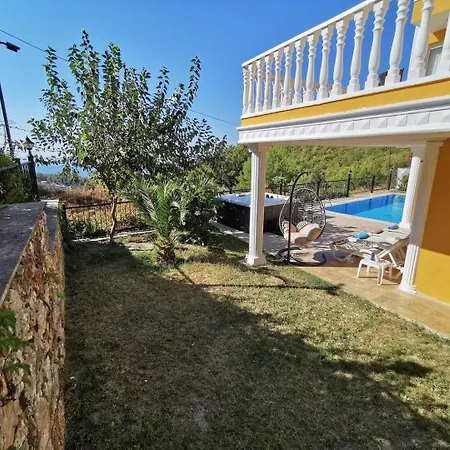 With A Pool And Jacuzzi Holiday home *