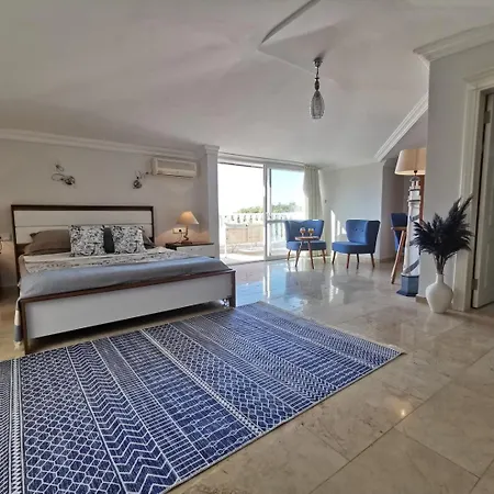 With A Pool And Jacuzzi Holiday home *