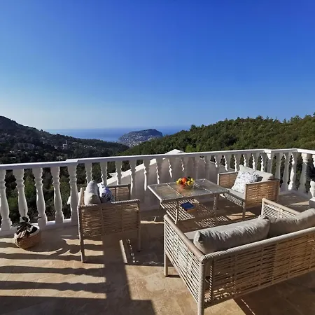 With A Pool And Jacuzzi Holiday home *