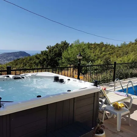 With A Pool And Jacuzzi Dom wakacyjny *