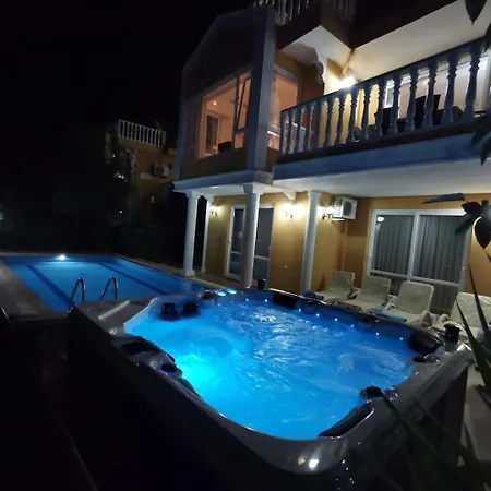 With A Pool And Jacuzzi Dom wakacyjny Alanya