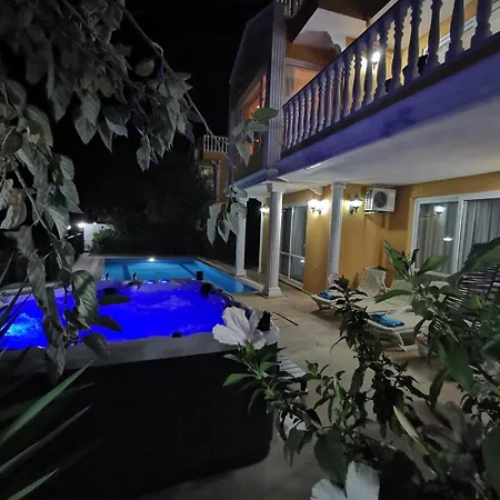 With A Pool And Jacuzzi Casa de Férias